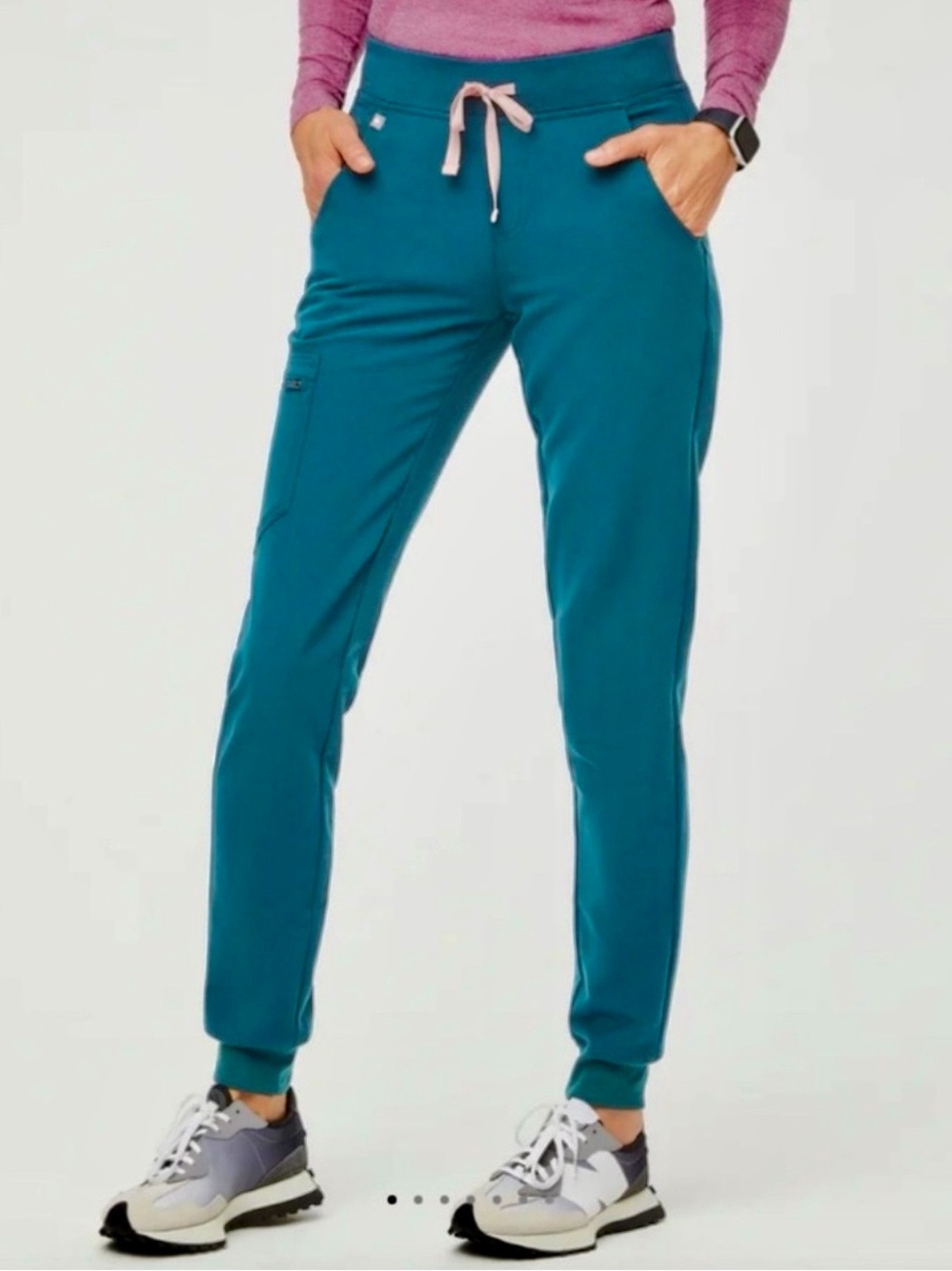 Women’s FIGS Zamora scrub joggers, size M